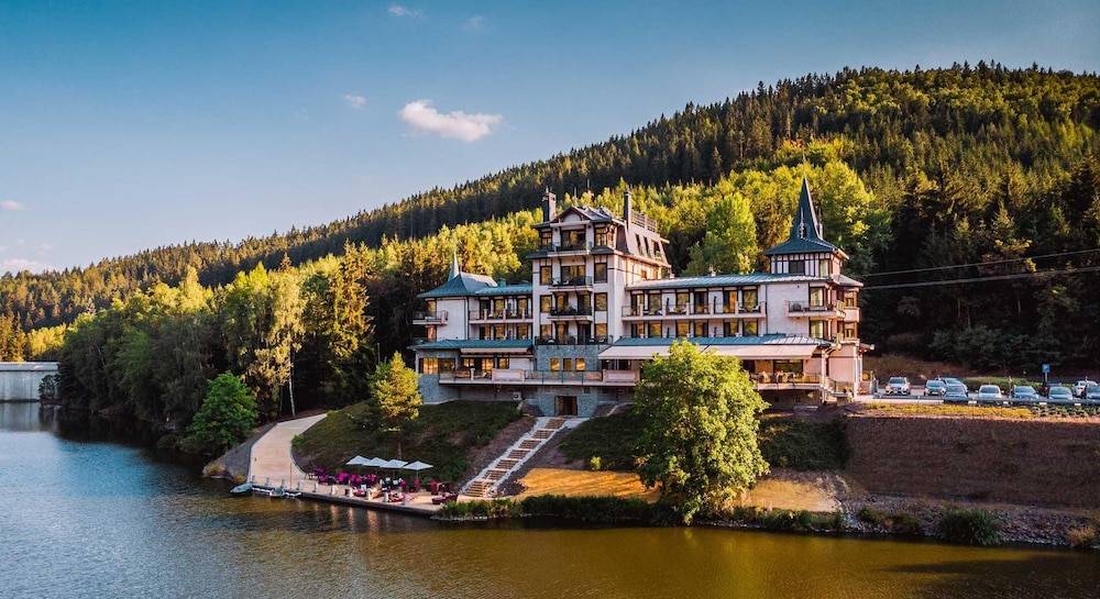 Retro Riverside Wellness Resort 1