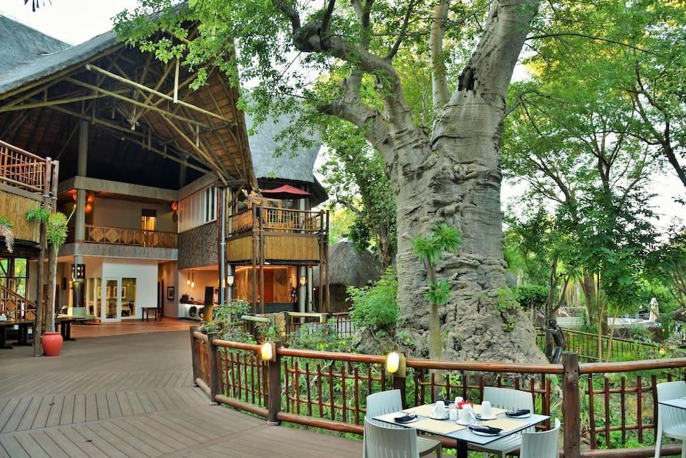 Cresta Mowana Safari Resort & Spa 2