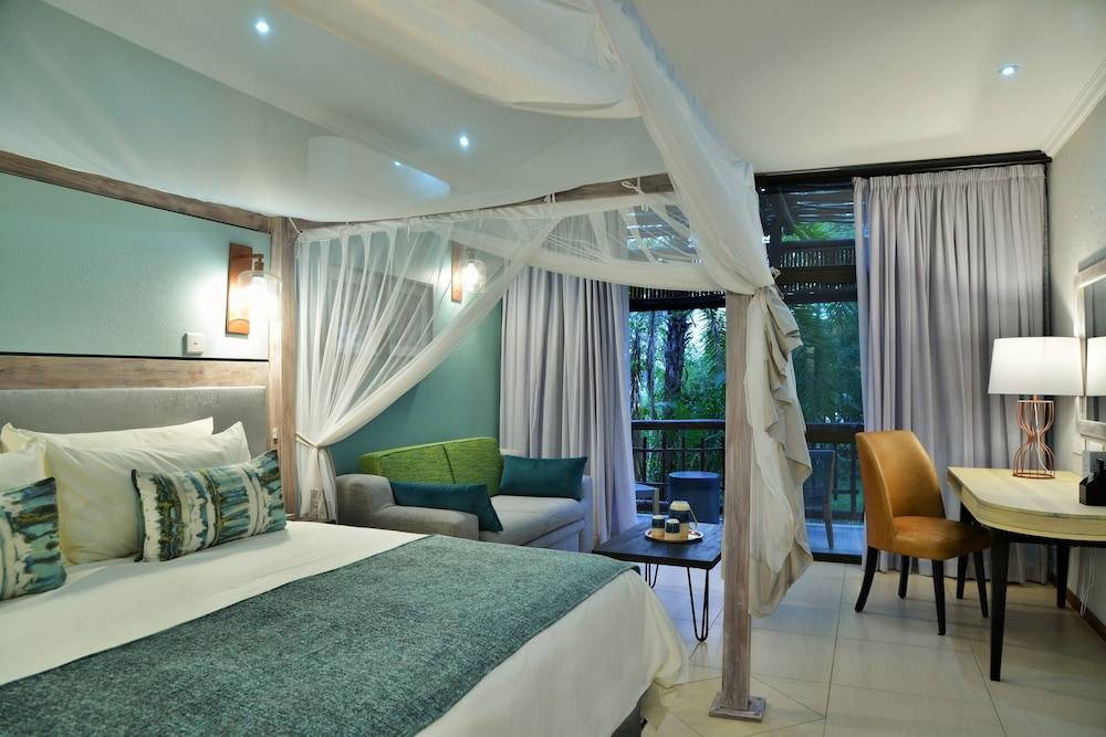 Cresta Mowana Safari Resort & Spa 1