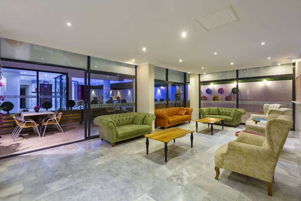 Twin Apart Hotel 2