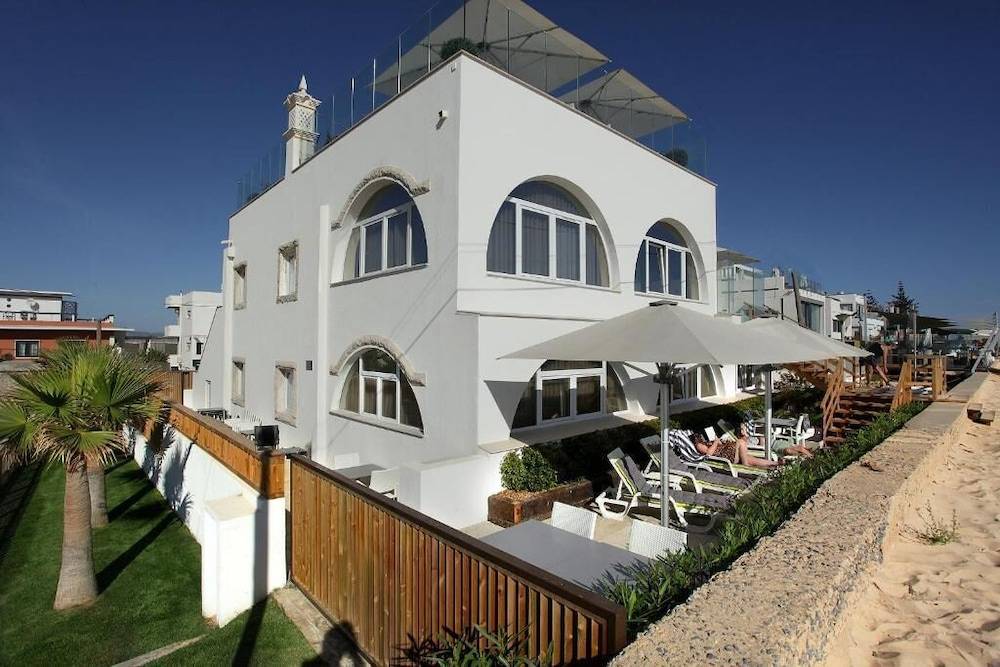 Golden Beach Guest House & Rooftop Bar 1