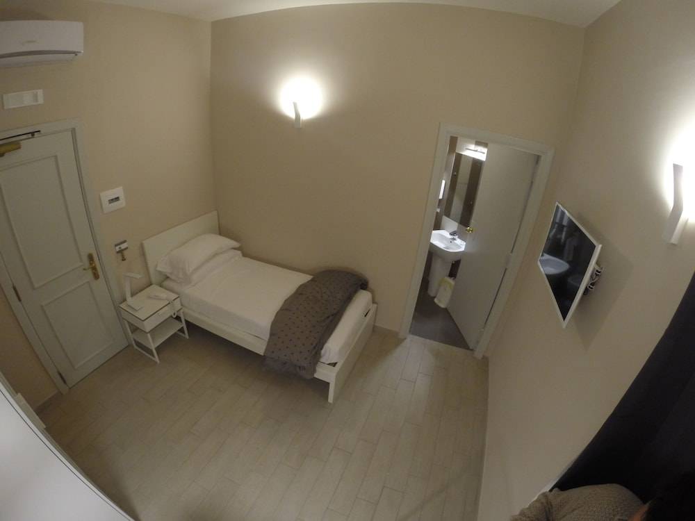 Up Hotel 2