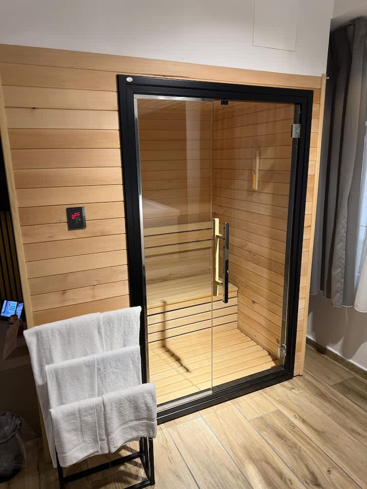 Golden Hotel 1