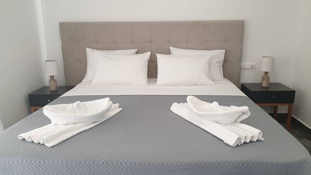 Odos Oneiron Tavronitis Bay 2