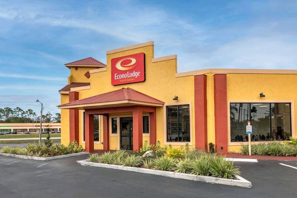 Econo Lodge Inn & Suites Maingate Central 1
