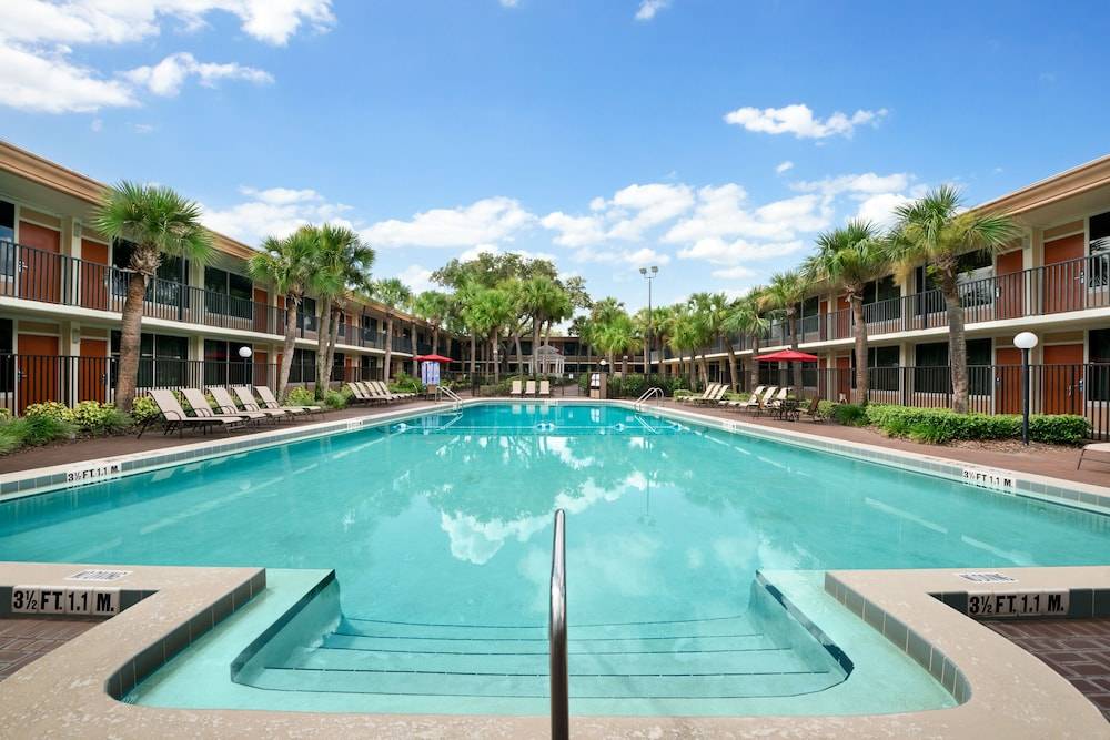 Ramada by Wyndham Kissimmee Gateway - Free Theme Park Shuttle 1