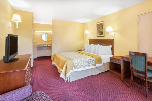 Howard Johnson by Wyndham Orlando International Drive 2