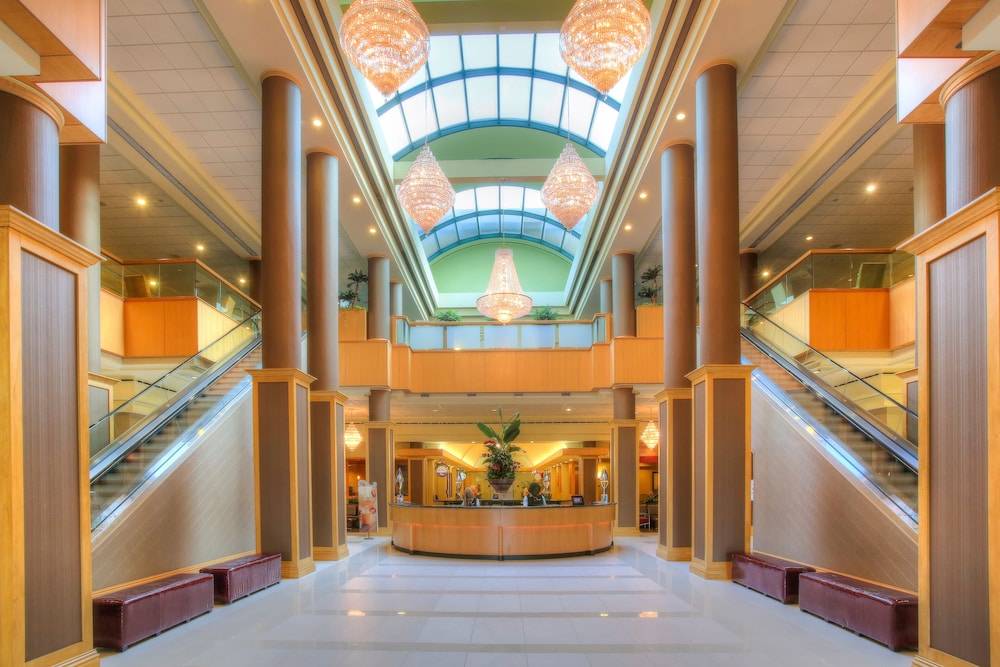 The Florida Hotel & Conference Center in the Florida Mall 2