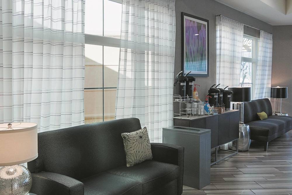 La Quinta by Wyndham Orlando Airport - On Property Food Trucks & Free Airport Shuttle! 2