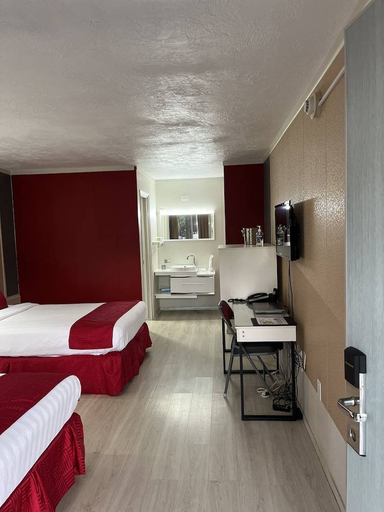 Travelodge by Wyndham Orlando at Heart of International Drive 2