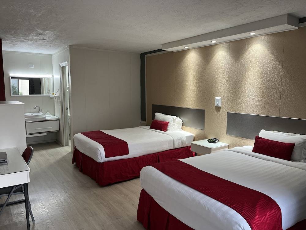 Travelodge by Wyndham Orlando at Heart of International Drive 1