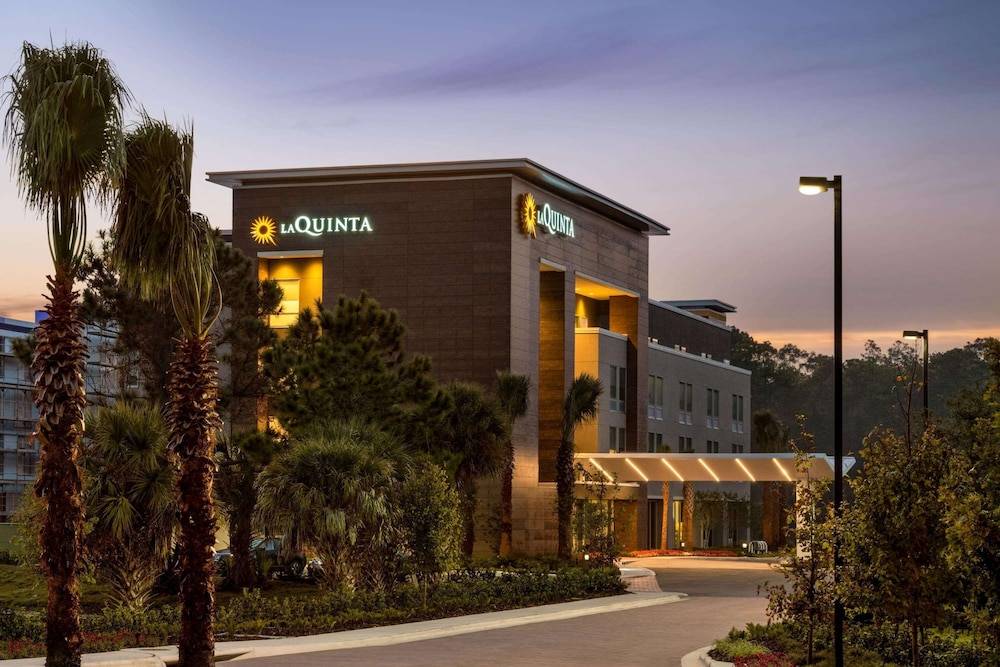 La Quinta Inn & Suites by Wyndham Orlando I-Drive Theme Parks 1