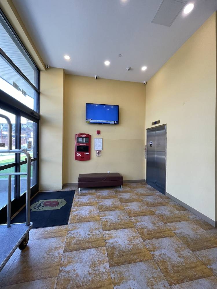 Super 8 by Wyndham Brooklyn Williamsburg 1