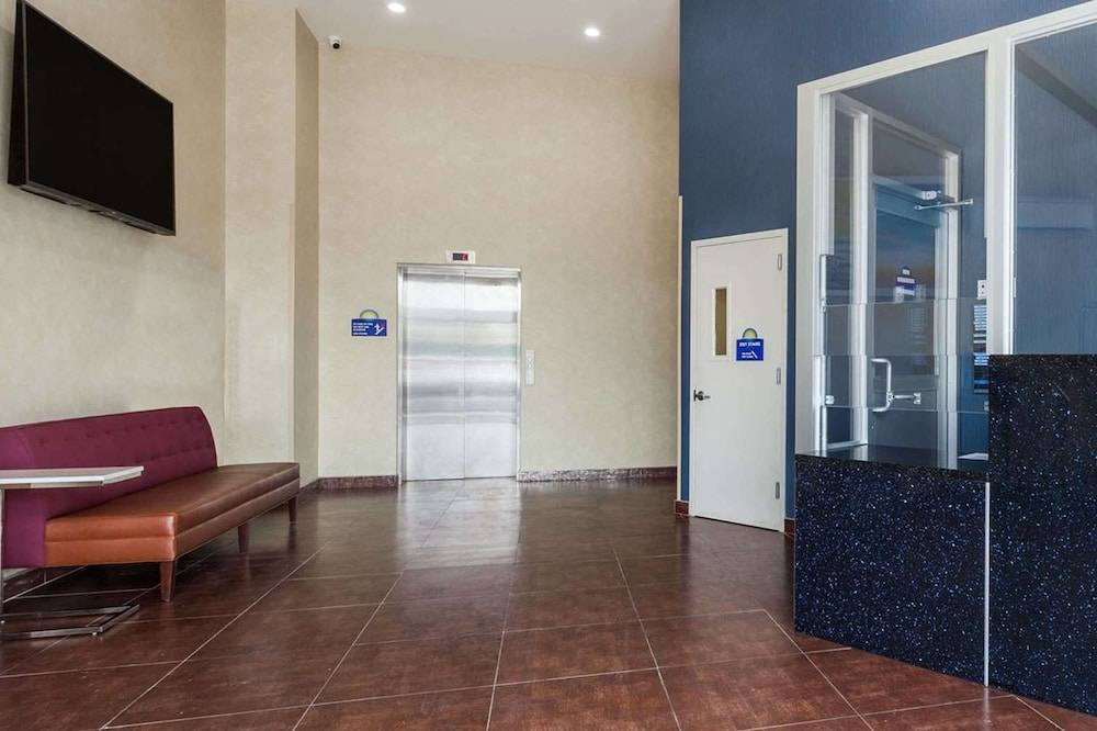 Days Inn by Wyndham Brooklyn Crown Heights 2