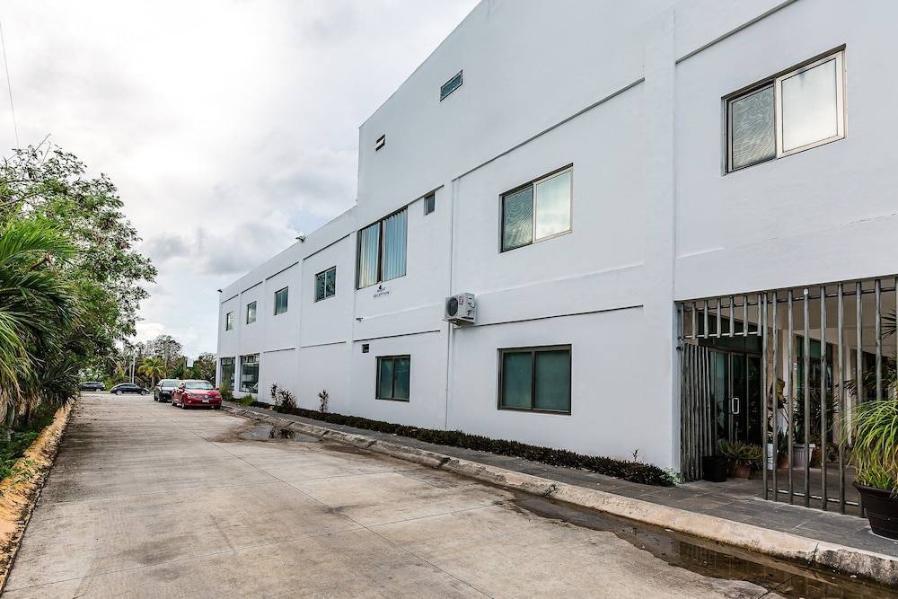 Capital O Cancun International Airport 24/7, 1