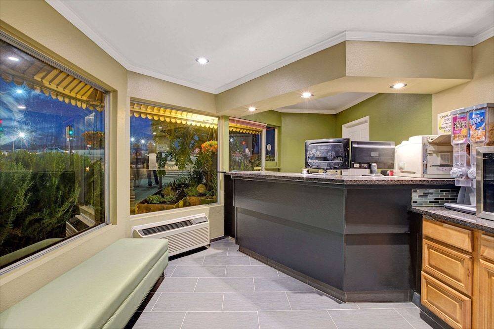 Super 8 by Wyndham Santa Cruz Beach 2