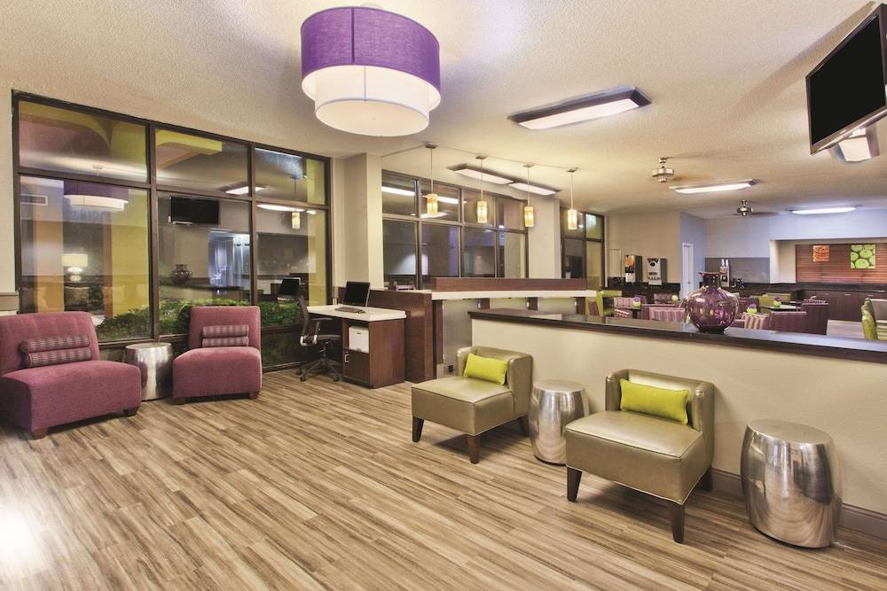 La Quinta Inn & Suites by Wyndham Charleston Riverview 2