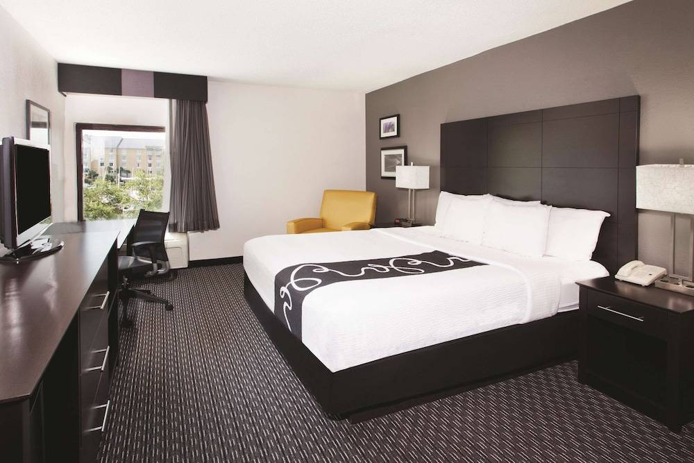 La Quinta Inn & Suites by Wyndham Charleston Riverview 1