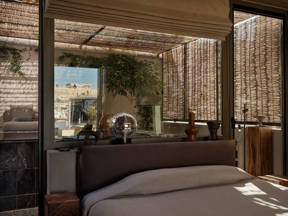 Monastik Living in Athina 2