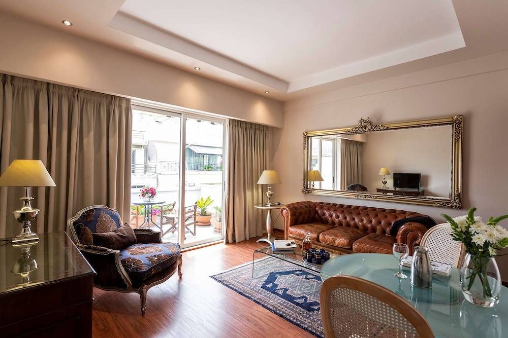 Best Western Plus Embassy Hotel 1