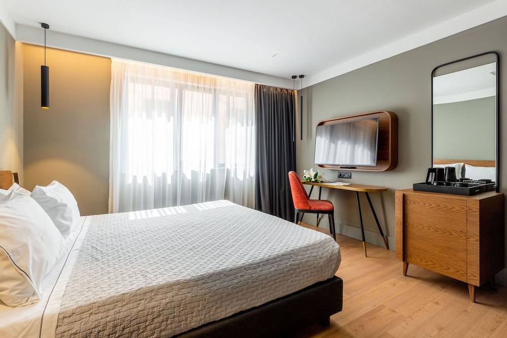 Bob W Athens Eolou 1