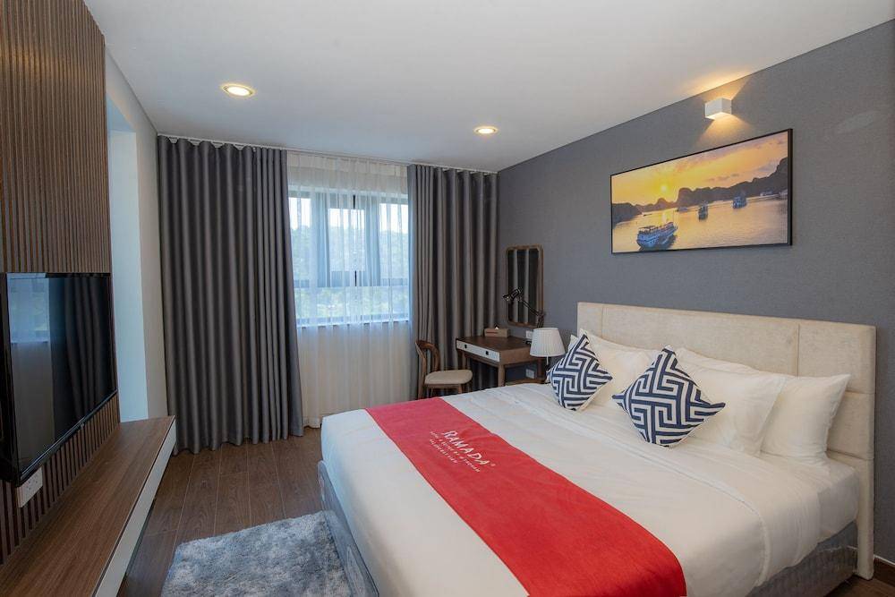 Ramada Hotel & Suites by Wyndham Halong Bay View 2