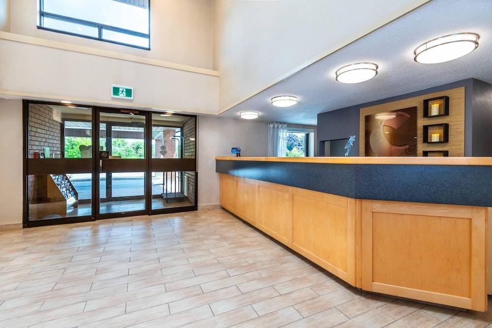 Comfort Inn Kingston - Highway 401 2