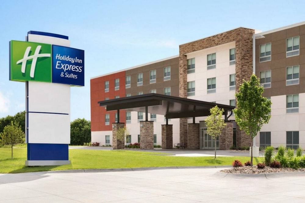 Holiday Inn Express & Suites CHICAGO - OAK FOREST by IHG 1