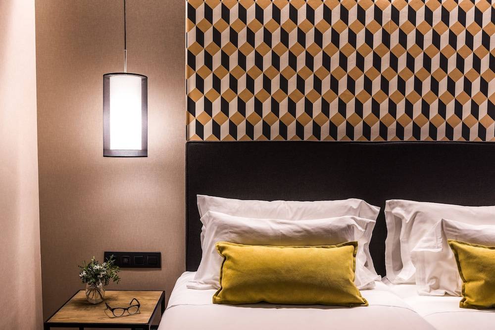 Up Rooms Vic Hotel 1