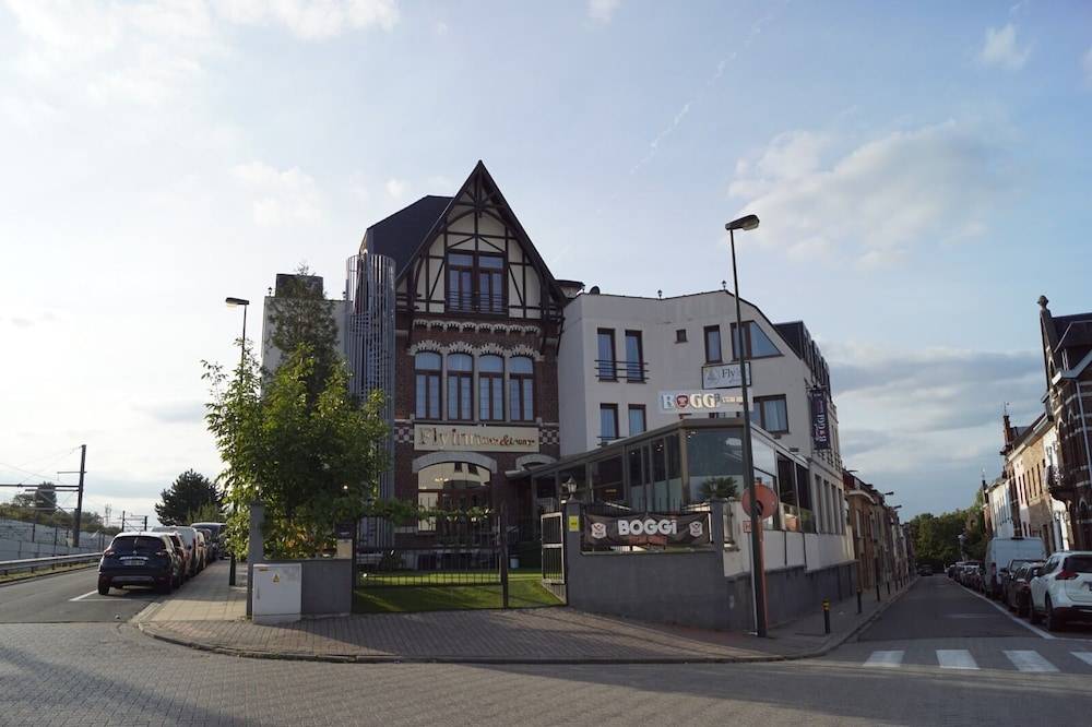 Fly inn Hotel Lounge & Nezzo Restaurant 1