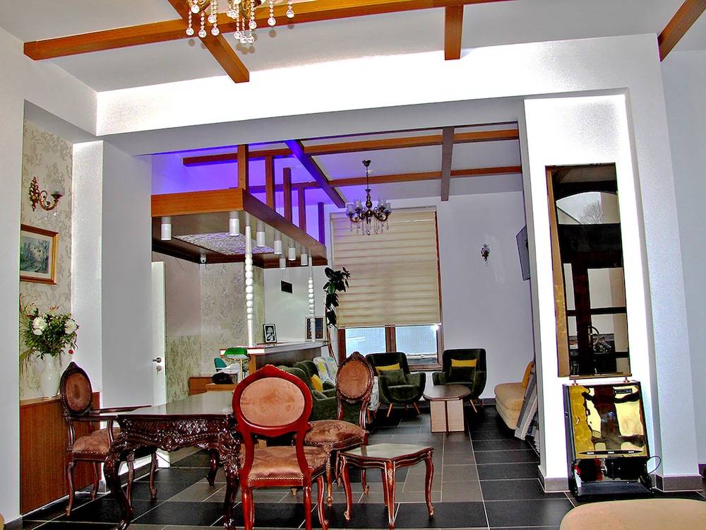 Fly inn Hotel Lounge & Nezzo Restaurant 2