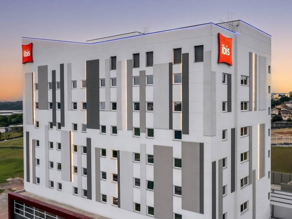 Ibis Aruja 1