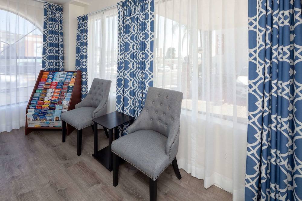 Travelodge by Wyndham Harbor City 2