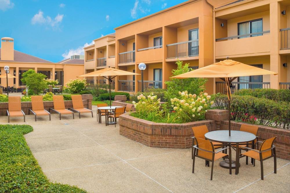 Courtyard Chicago Deerfield 1