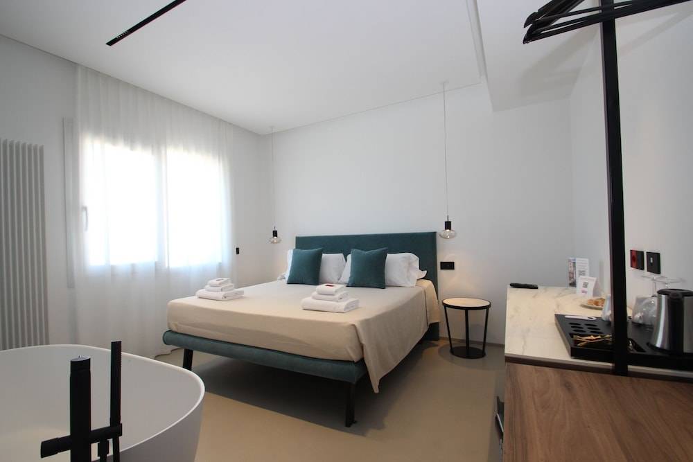 B&B Le Suites di Costanza 1