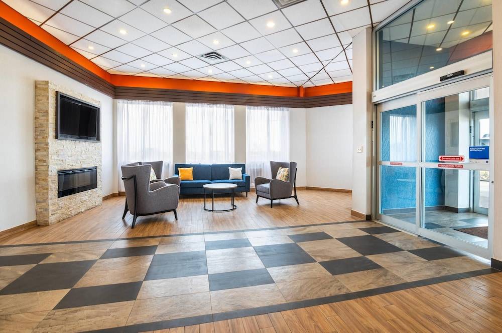 Comfort Inn & Suites Barrie - Highway 400 2