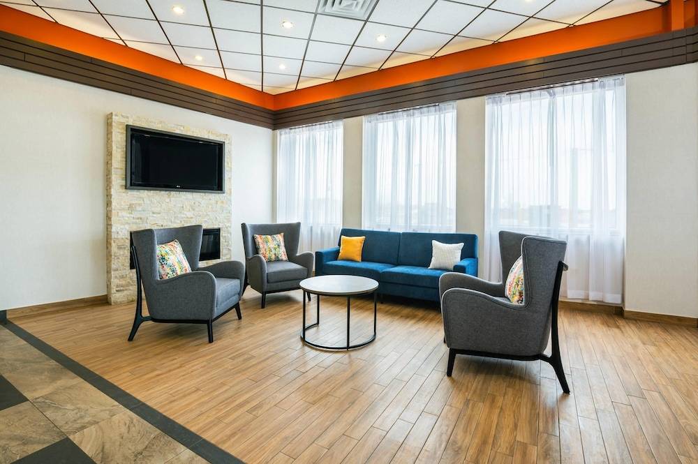 Comfort Inn & Suites Barrie - Highway 400 1