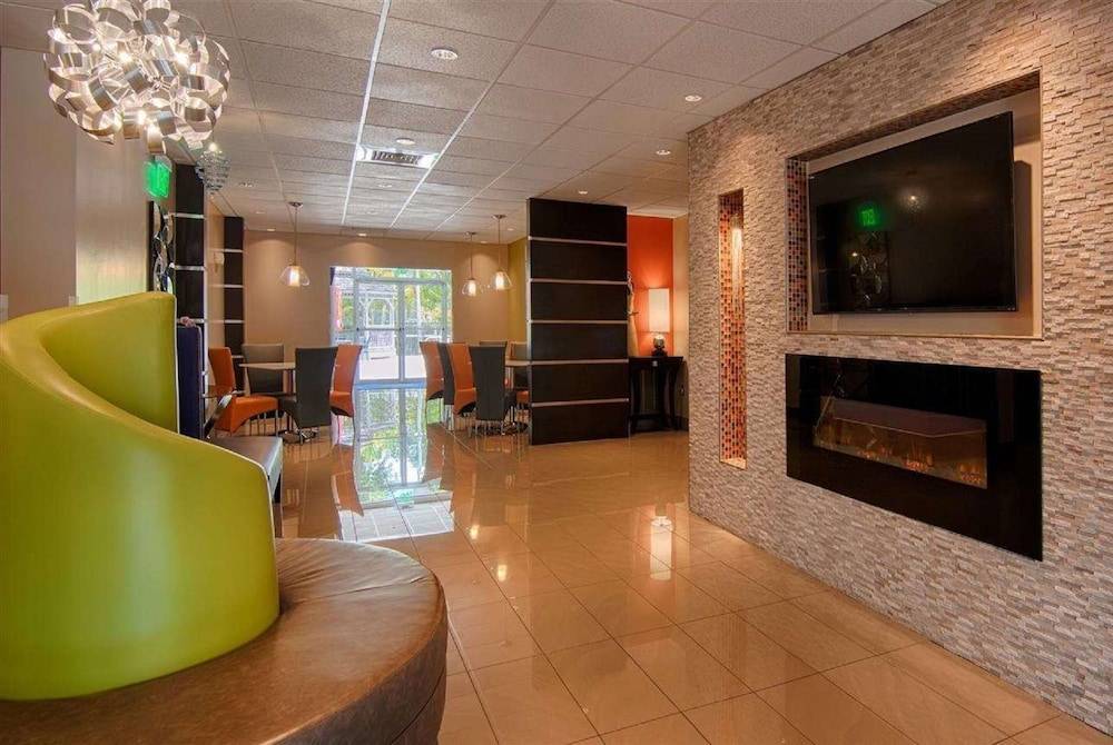 Days Inn & Suites by Wyndham Bonita Springs North Naples 2
