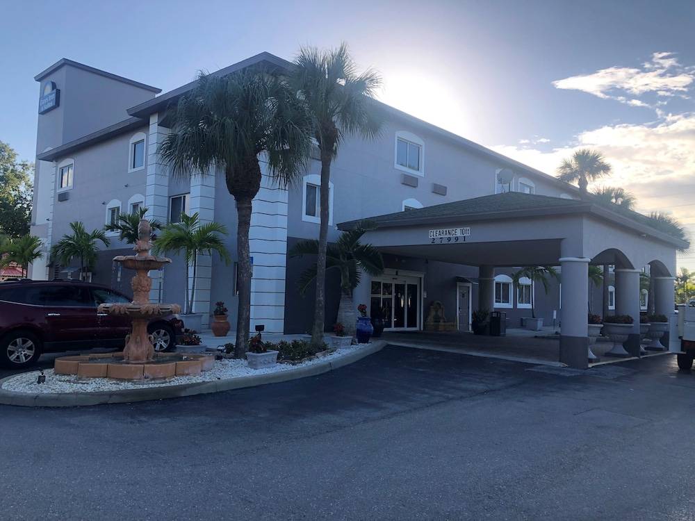 Days Inn & Suites by Wyndham Bonita Springs North Naples 1