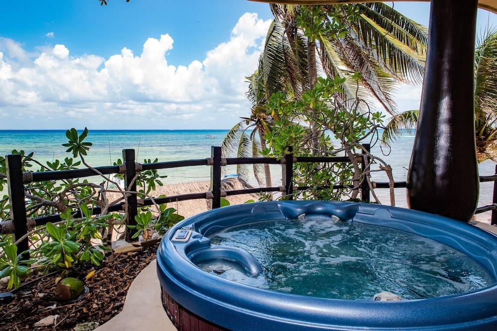 El Taj Oceanfront and Beachside Condo Hotel 1