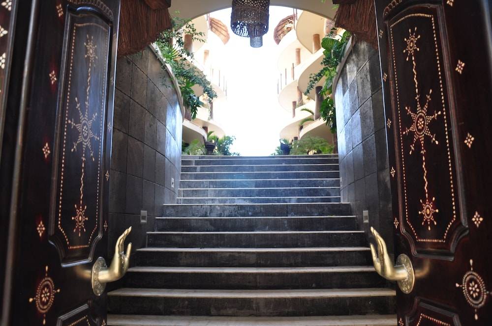 El Taj Oceanfront and Beachside Condo Hotel 2