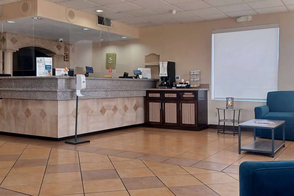 Quality Inn & Suites Airport 2