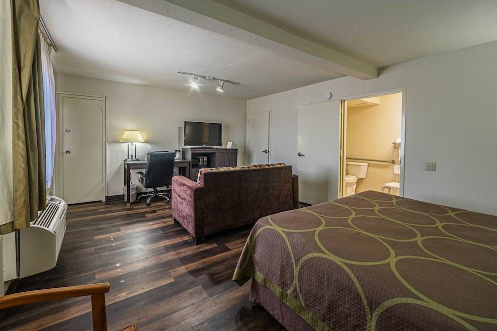 Super 8 by Wyndham El Paso Airport 2