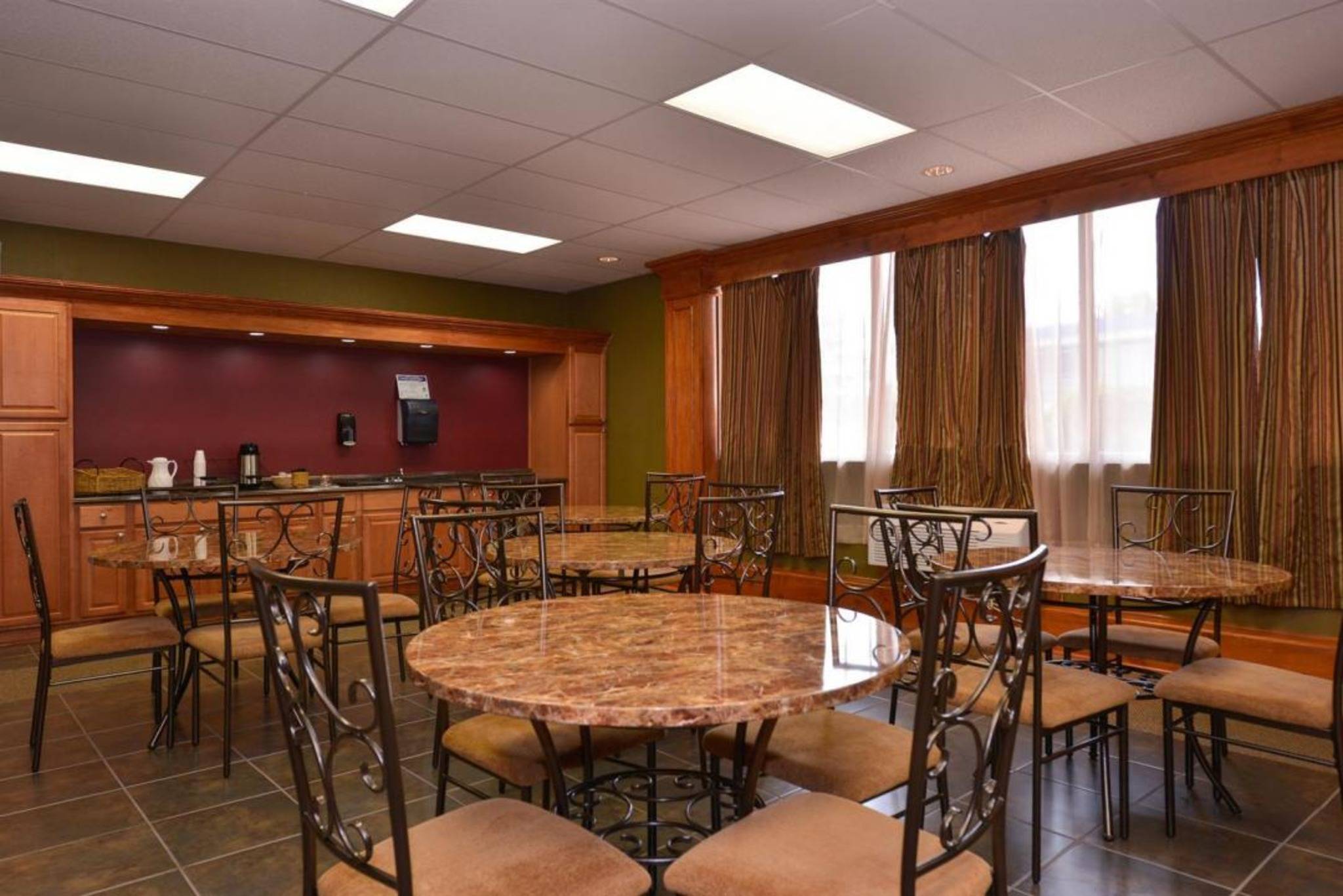 Americas Best Value Inn & Suites Kansas City 2