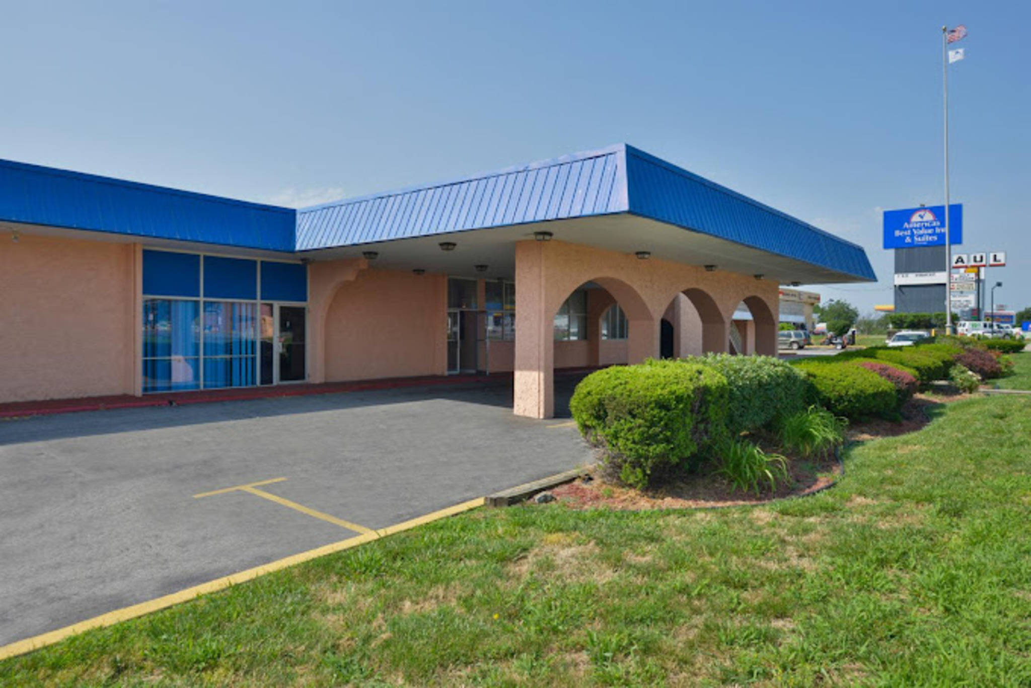 Americas Best Value Inn & Suites Kansas City 1