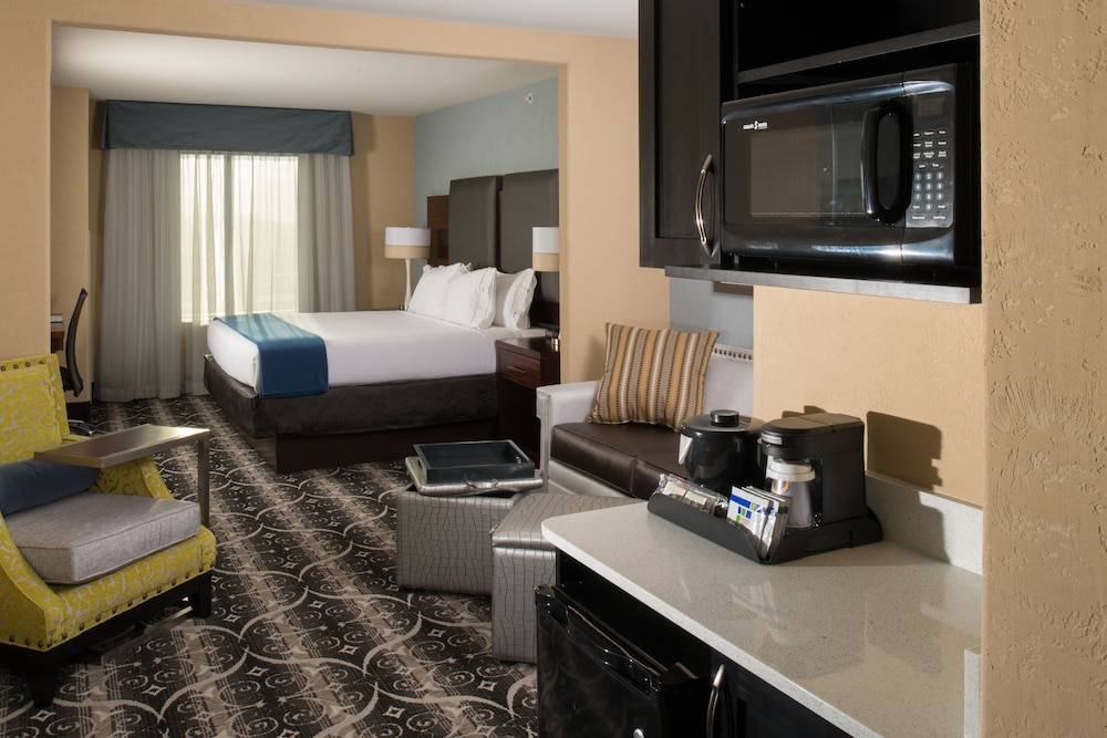 Holiday Inn Express & Suites KANSAS CITY AIRPORT by IHG 2