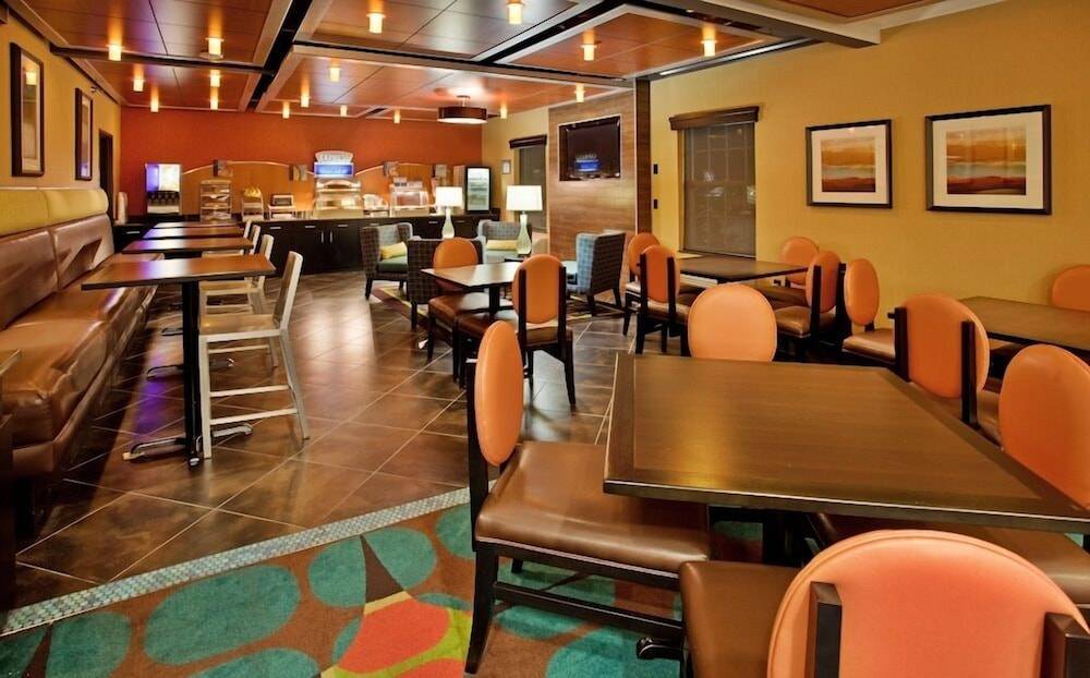 Holiday Inn Express & Suites NORTH KANSAS CITY by IHG 2
