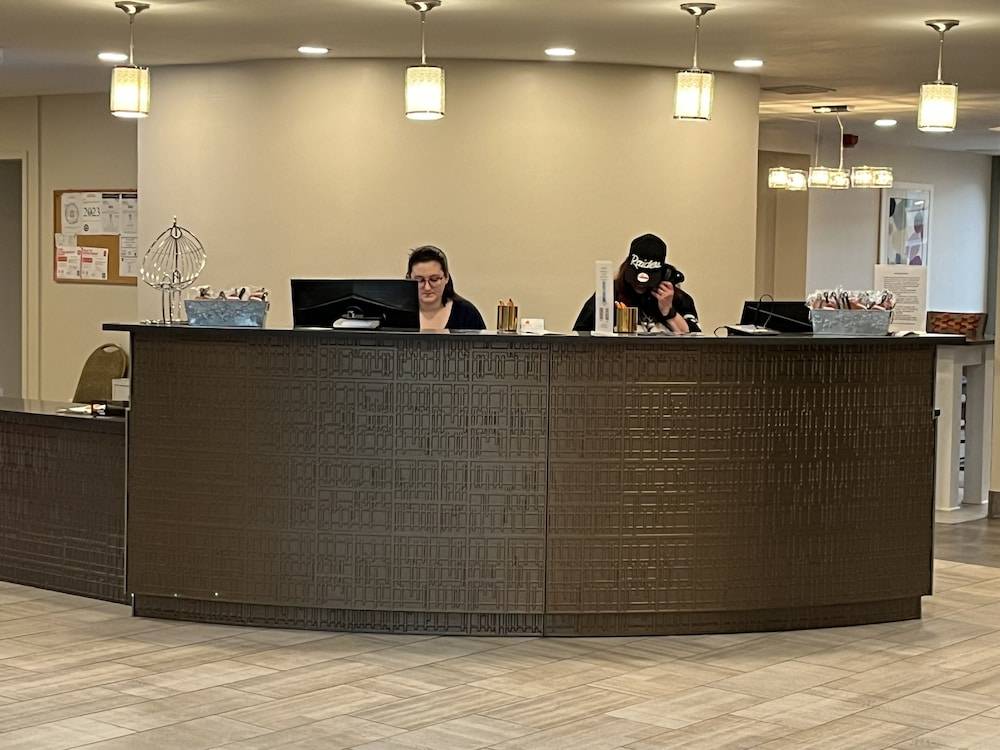 Orangewood Inn & Suites Kansas City Airport 1