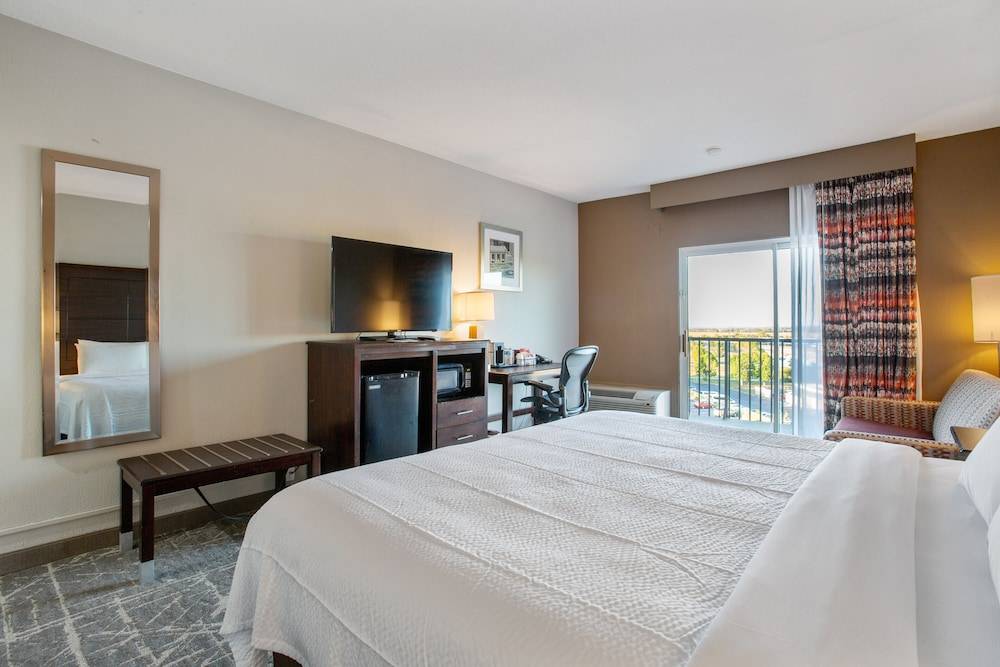 Orangewood Inn & Suites Kansas City Airport 2