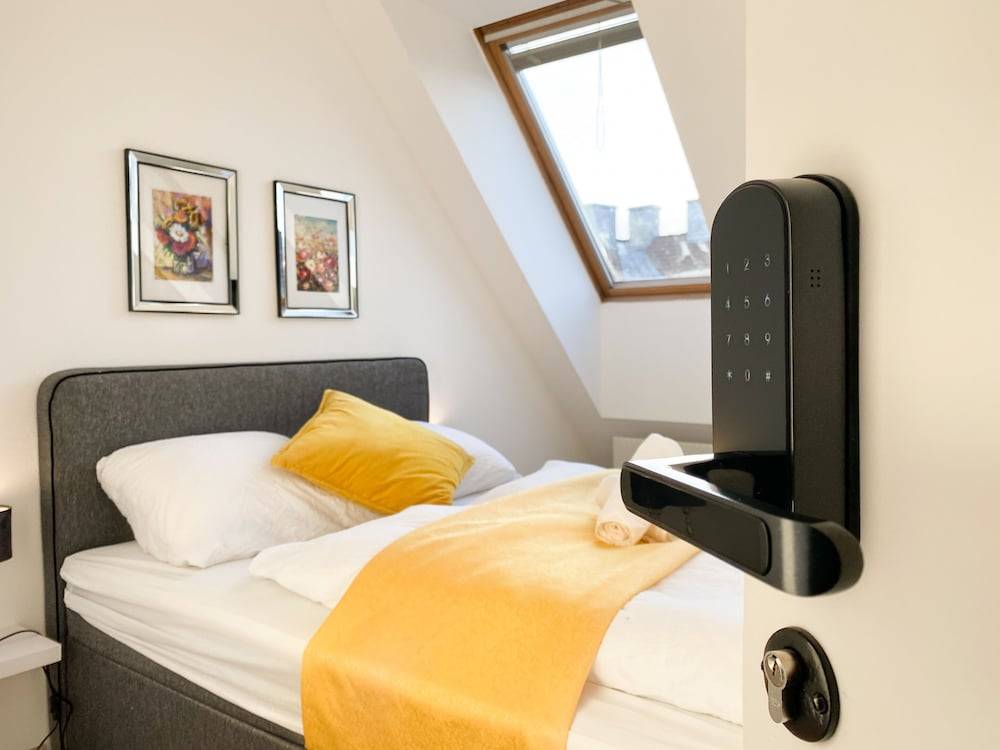 10-Min Walk to Hauptbahnhof, Cozy Private Rooms with AC, TV & WIFI 1